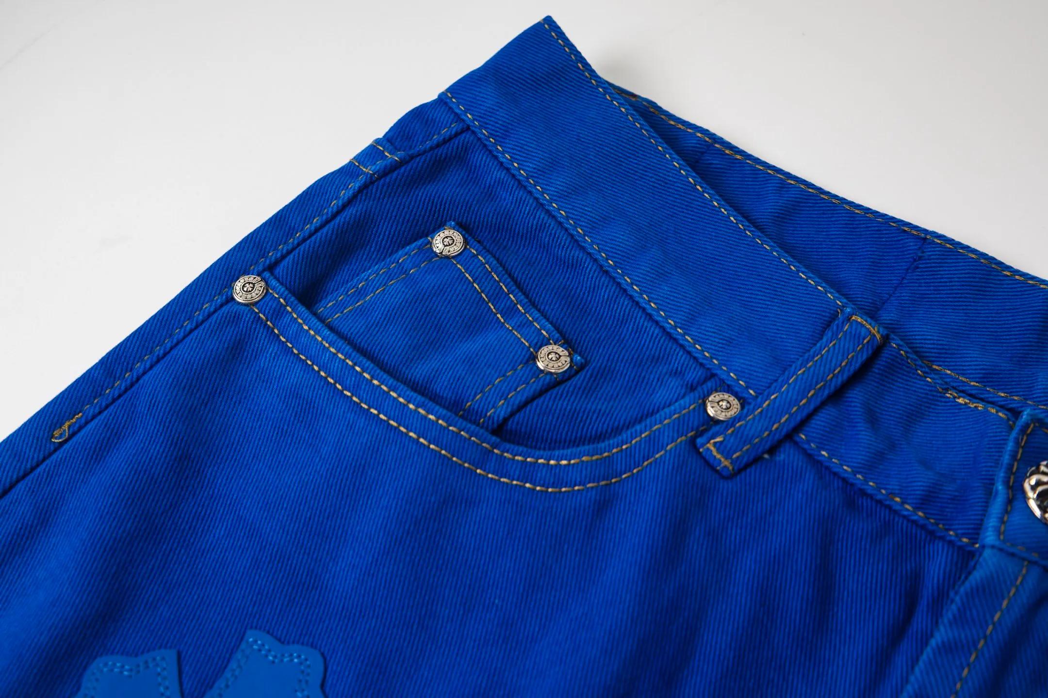P270 Chrome hearts｜ch Chrome Hearts London-limited dopamine blue leather jeans - charming dopamine personality jeans, indispensable for fashionistas, the same model for celebrities, and a model touted by many bloggers. This new pair of pants is perfect in terms of shape and upper body. It is no exaggeration to say that making a pair of jeans is equivalent to the time of making 20 short-sleeved jeans. The fabric is made of high-quality imported denim. It has a unique high-end texture. I am very satisfied with it after washing and proofing several times. Style number: 1751# Color: Dopamine blue Size: 28 30 32 34